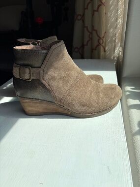 Dansko Women's Shirley Wedge Ankle Bootie Taupe Suede Size 42